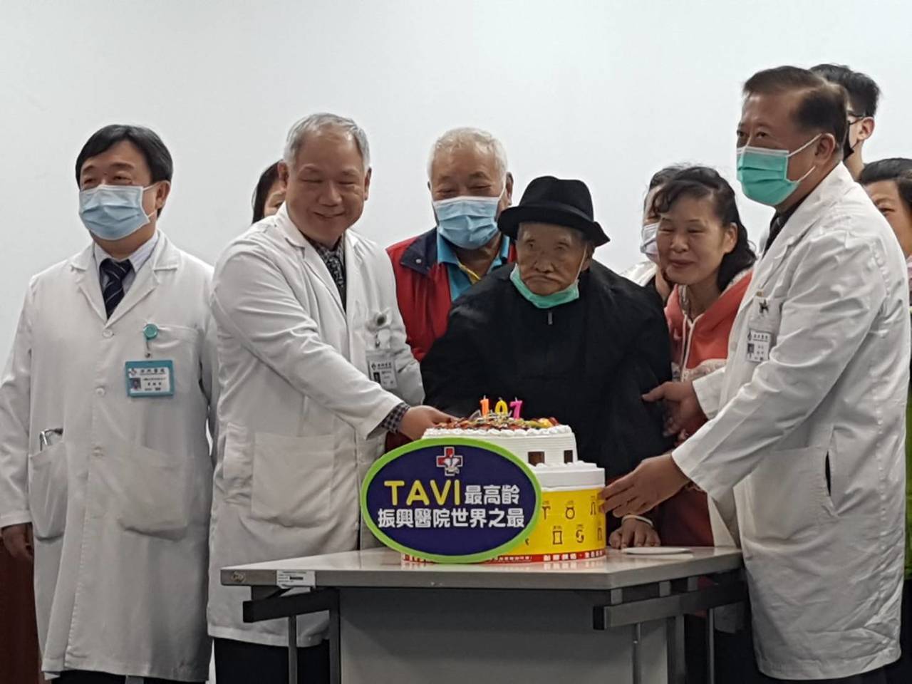 陳爺爺接受經導管主動脈置換手術（TAVI），如今已是高齡107歲人瑞，振興醫院院長魏崢（右）一同切蛋糕慶祝。記者楊雅棠／攝影