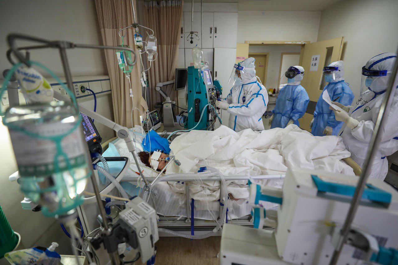 中國國家衛健委按日的通報顯示新冠肺炎疫情趨緩，但外媒指中國疫情趨緩是犧牲人命換來的，像是罹癌沒醫院收治而逝的患者。