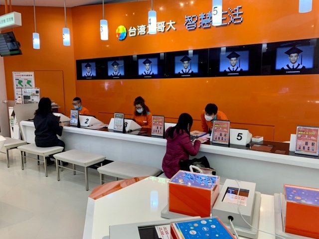 台灣大哥大於抗疫期間推出「4G上網加價購」優惠方案，免出門也能申辦上網吃到飽。圖／台灣大哥大提供