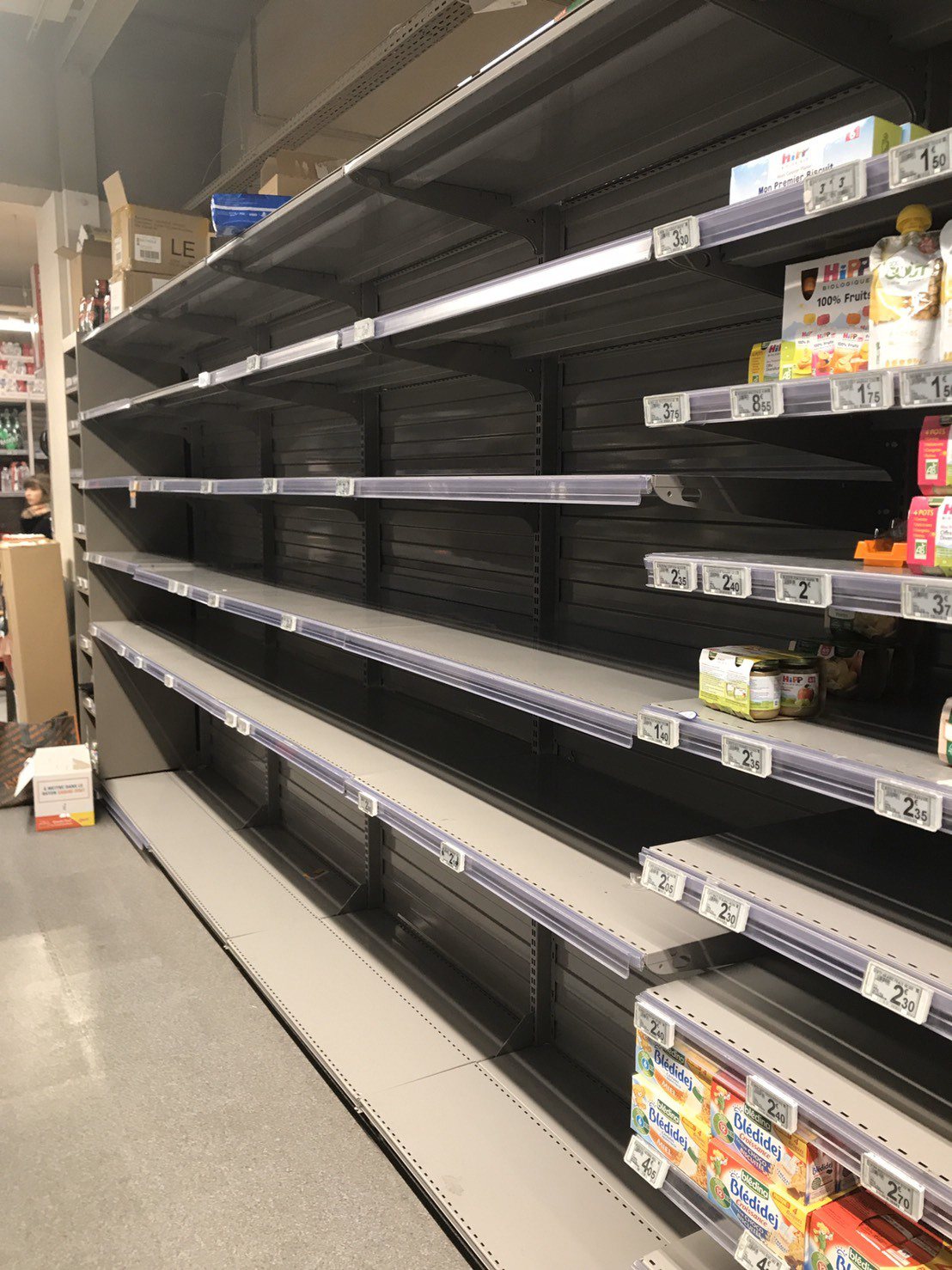 法國超市貨架幾乎被掃空。圖／讀者提供