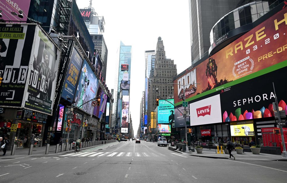 受疫情影響，平日熙來攘往的美國紐約市時報廣場，如今冷清異常。 （法新社）