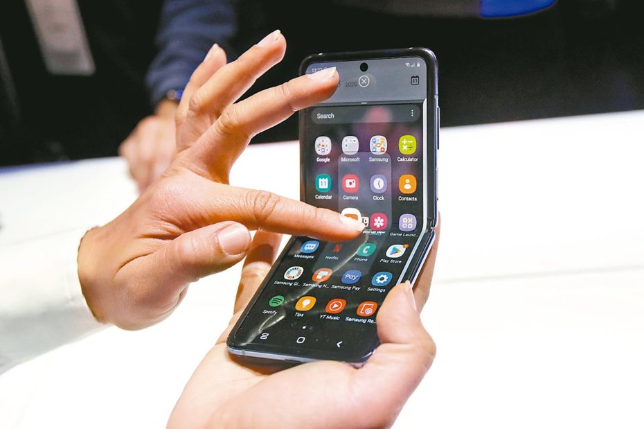 據傳，蘋果申請專利獲准，繼三星、華為之後也將開發新型的摺疊式iPhone機型或iPad平板。圖為三星摺疊機Galaxy Z Flip。 美聯社