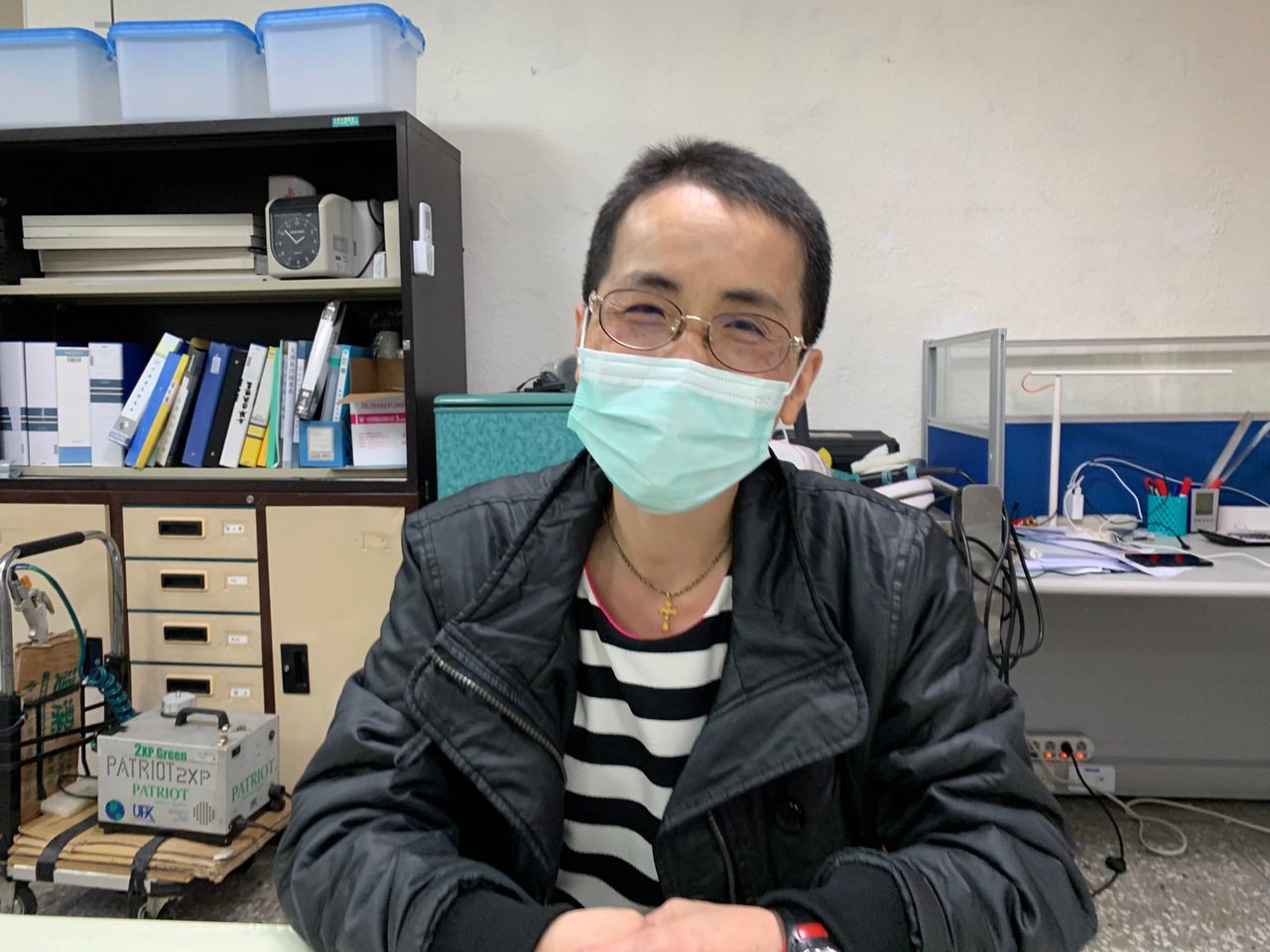 52歲的姜雪梅為了清潔工作，把原本及肩的短髮剃成五分頭。記者陳雨鑫／攝影