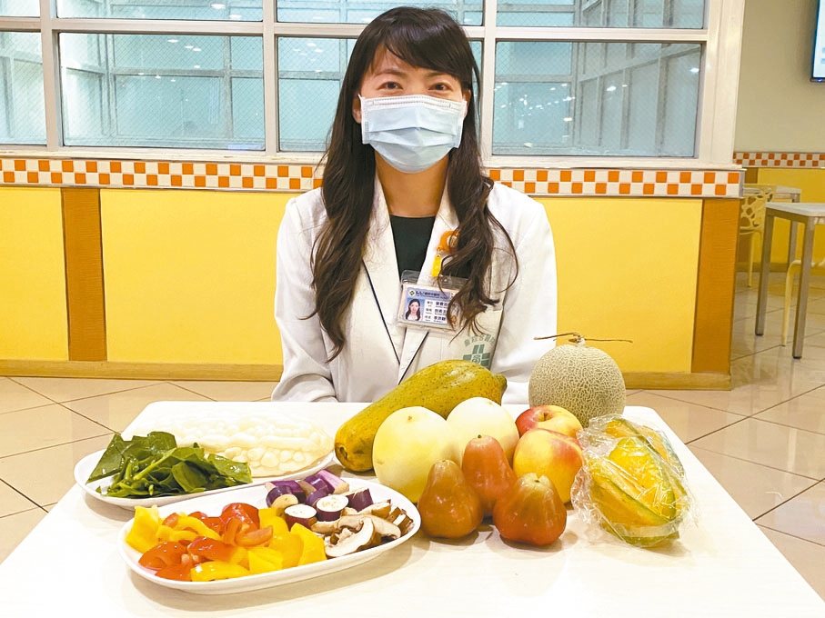 童綜合醫院營養治療科主任李沛融表示，「防疫飲食」有三個重點，攝取足夠蛋白質、豐富蔬果、及少精緻糖類。