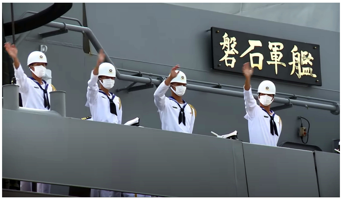圖為日前敦睦支隊的磐石軍艦緩緩靠港時，蔡總統對船上的官兵揮手致意，肯定他們在海上長時間訓練的辛勤付出。圖／取自軍聞社