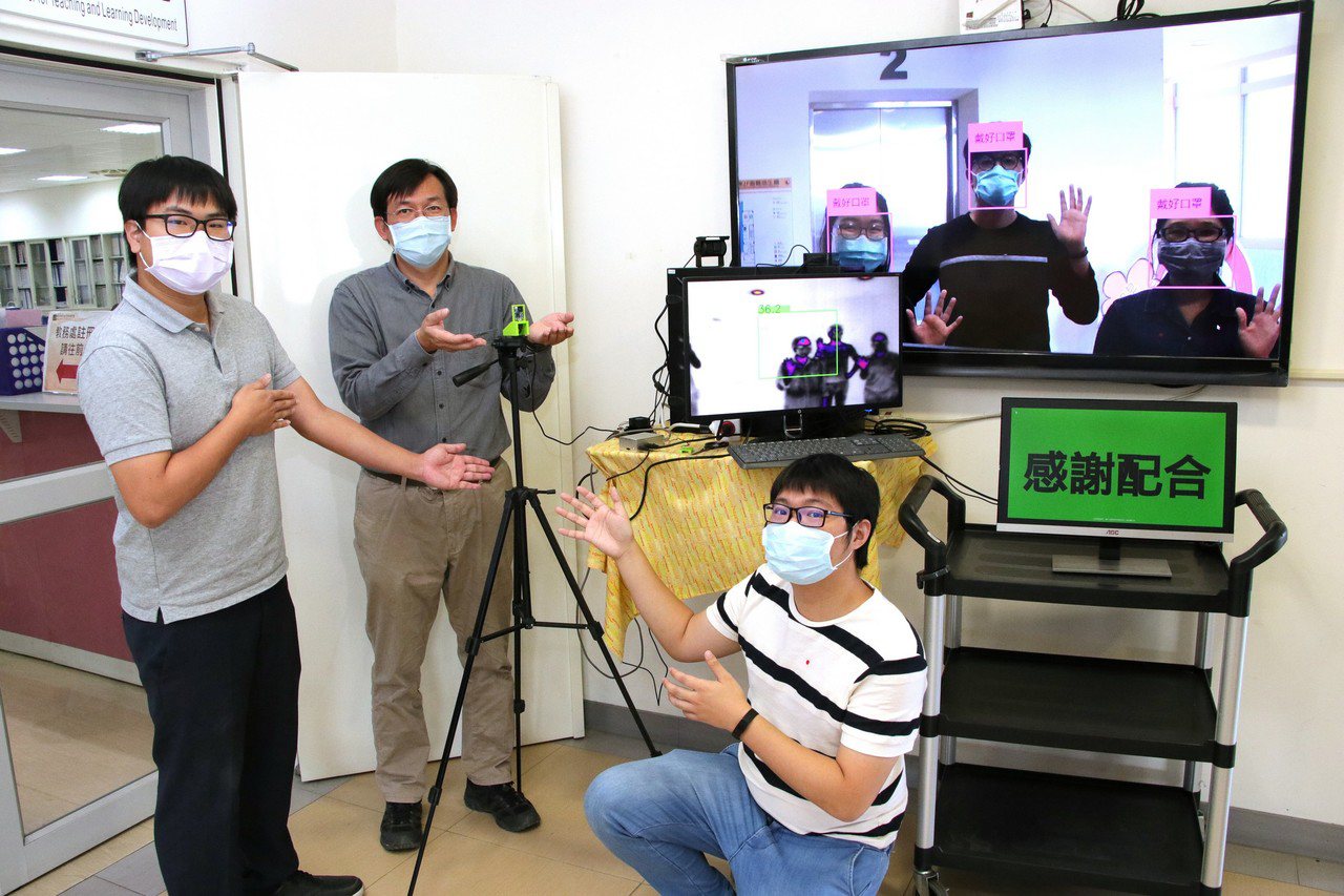 高雄大學資訊管理學系副教授蕭漢威（左二）帶領團隊，自主開發「戴口罩辨識」、「熱成像體溫量測」兩項系統。圖／高雄大學提供