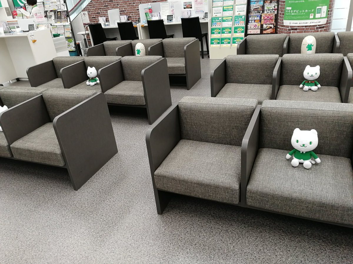 りそな銀行用貓咪吉祥物玩偶放沙發，籲顧客保持社交距離。圖取自推特