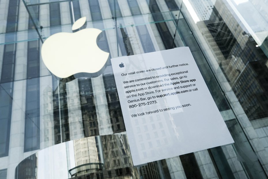 蘋果位於紐約市第五大道門市今年3月中因應新冠疫情關閉，在門口張貼告示通知消費者。  美聯社