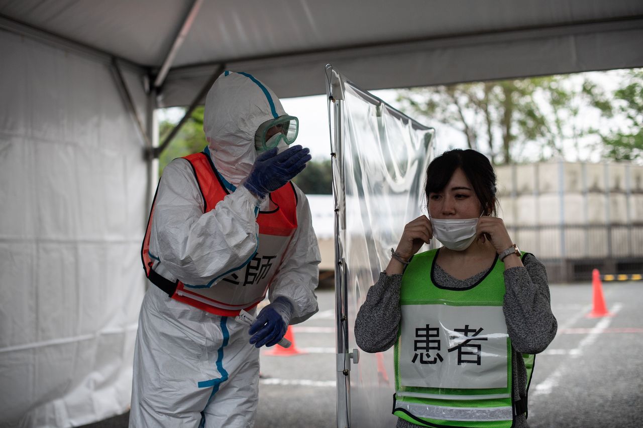 日本厚勞省29日公布「新冠肺炎高緊急性症狀」，提醒居家療養病患及在指定設施隔離民眾，若出現表列症狀，須立即就醫。