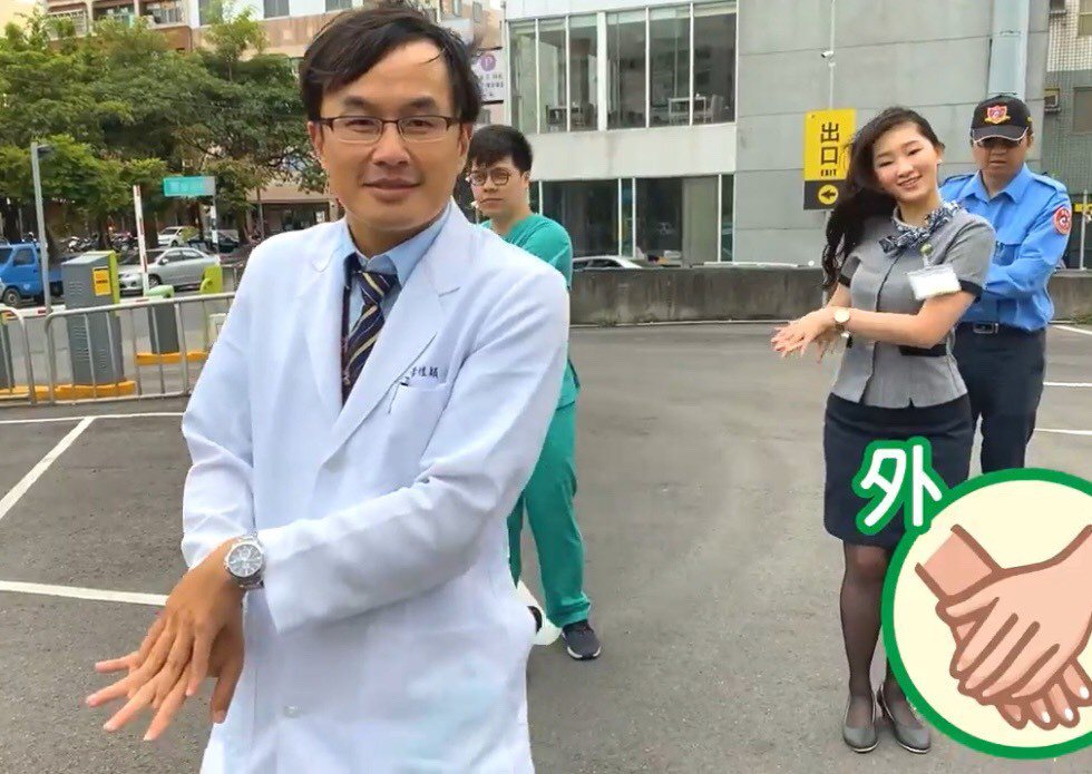 彰化秀傳醫院胸腔外科醫師李佳穎（左1）是位舞林高手，最近帶領醫護和行政人員共7人，錄製洗手舞。照片／秀傳醫院提供