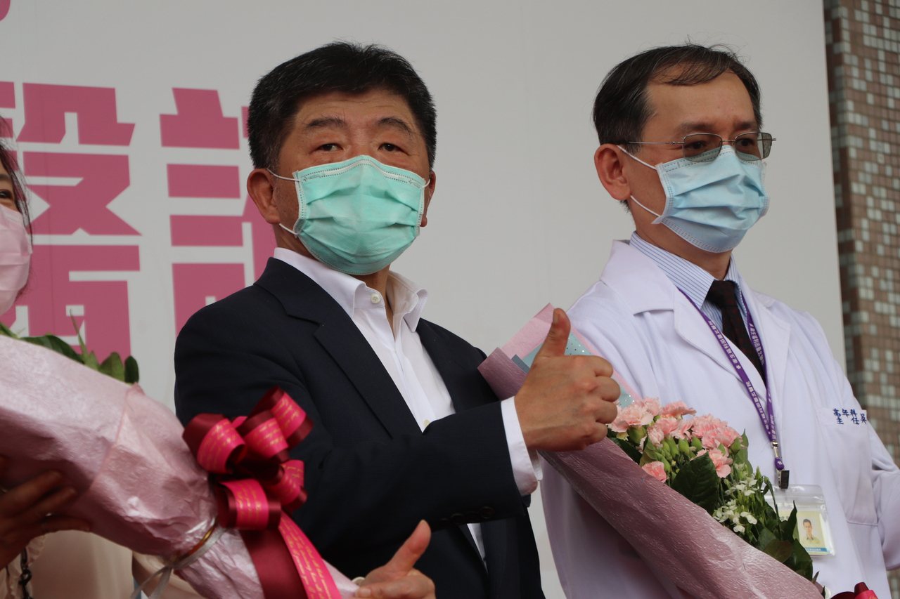 指揮官陳時中（左）昨天指出，「台灣防疫可說初步成功」。記者吳亮賢／攝影