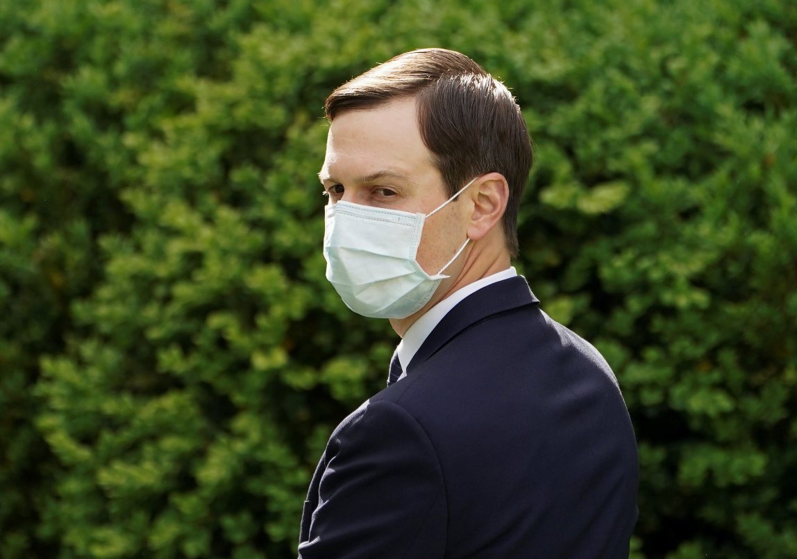 庫許納（Jared Kushner）戴著口罩出席在白宮玫瑰園召開的記者會。