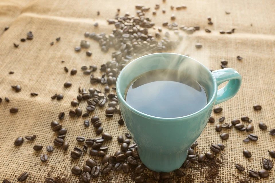 《醫學日報（Medical Daily）》報導，含咖啡因的飲料（例如咖啡）會誘使大腦釋放多巴胺和血清素。少量飲用沒問題，但過量會導致煩躁和焦慮。喝多少咖啡算太多？建議量隨著各種研究不斷變化，梅奧診所建議每天最多喝四杯咖啡。