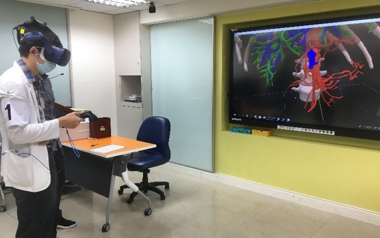 學員透過VR影像教材練習床邊診斷及採檢。圖／台北榮總提供