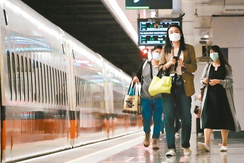 今起大解封，雙鐵旅客進站乘車仍須量體溫、戴口罩，不過進站、上車後，若可維持社交距離或適當阻隔時，可不戴口罩，否則需戴上。本報資料照片