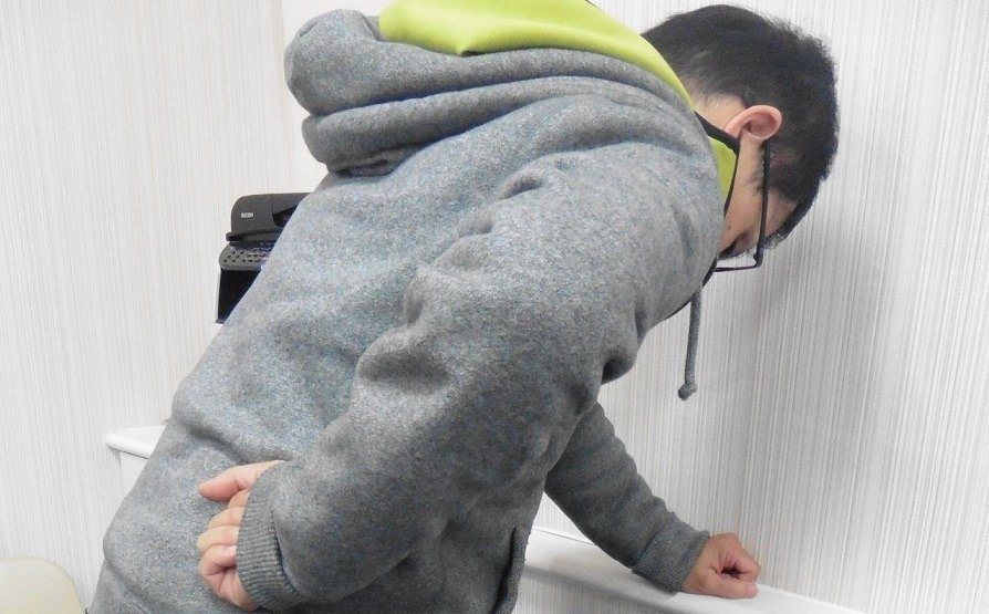 新竹一名21歲男姓大學生，搬東西後突然屁股產生劇痛，一路從大腿痛到小腿，甚至連腰都直不起來。圖為腰痛示意圖。圖／聯合報系資料照片