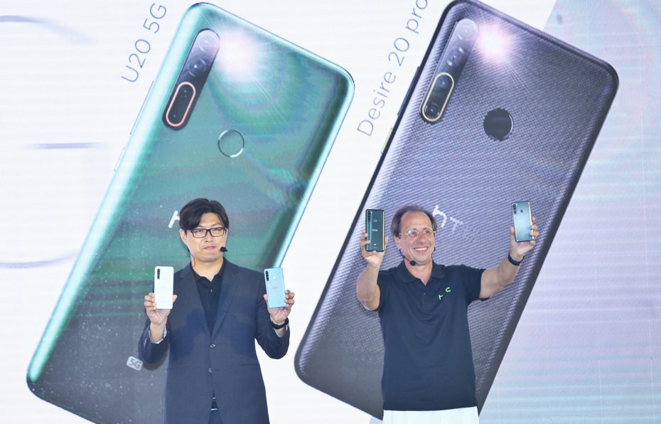 宏達電昨天舉行新品發表會，執行長梅特爾（右）與台灣區總經理陳柏諭（左）宣布推出台灣市場價格最低的5G手機。記者曾原信／攝影