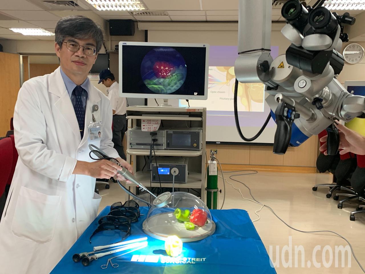 大同醫院神經外科主任蘇裕峰表示，3D內視鏡擁有雙鏡頭，搭配3D立體眼鏡，可以提供極具立體感的3D視覺。記者徐如宜／攝影