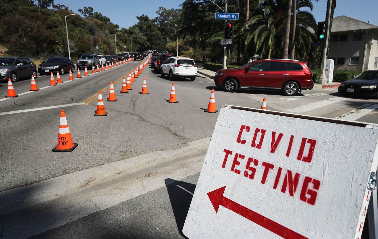 全球疫情仍舊相當嚴峻，圖為美國洛杉磯市區道路一個引導民眾前往進行新冠病毒檢測的路牌。法新社