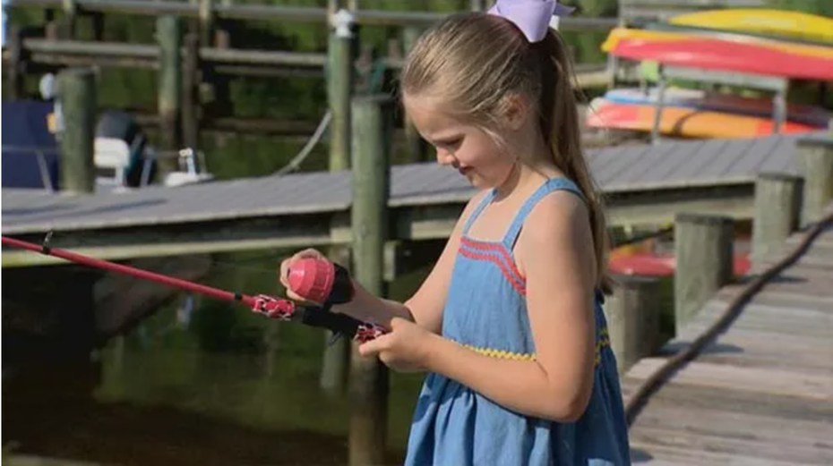 英國一位6歲小女孩與家人去河邊釣魚，卻釣到一隻手機。圖擷自NBC2