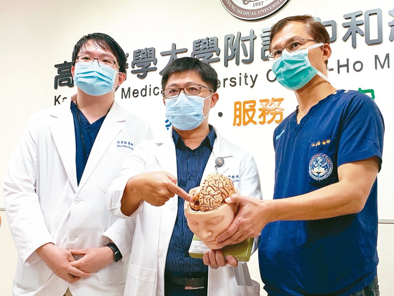 高醫神經外科教授林志隆、主治醫師鄒榮達與張書瀚（右起），解說釘槍射入顱內個案及治療過程。
