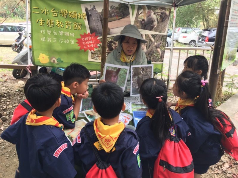 退休教師許麗芳在二水台灣獼猴生態教育館當志工，為學生導覽。