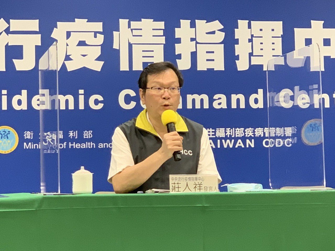 新冠肺炎疫情持續延燒，中央流行疫情指揮中心發言人莊人祥今天表示，台灣正多方洽購疫苗，運送應不成問題。