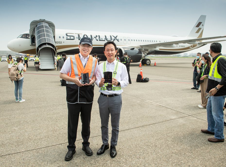 星宇航空董事長張國煒(左)、台灣三星電子總經理李大成，共同出席Samsung Galaxy Z Fold2奢華旗艦之旅。圖／三星提供