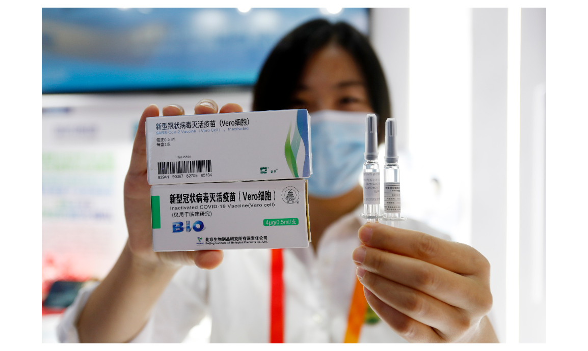 圖為大陸藥廠9月初在北京「2020中國國際服務貿易交易會」展示的新冠病毒疫苗。中新社