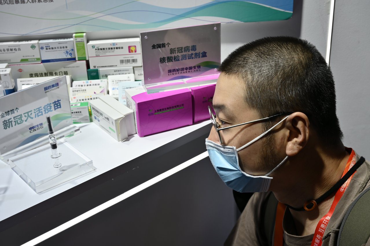 圖為大陸藥廠9月初在北京「2020中國國際服務貿易交易會」上，所展示的新冠病毒核酸分子檢測試劑及新冠病毒疫苗等產品。中新社