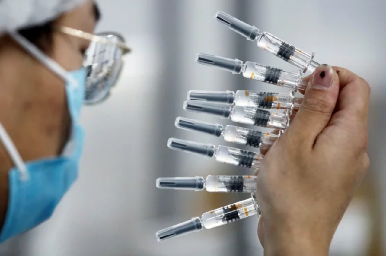 全球進入第三期臨床試驗的疫苗，排除中、俄製造，四支歐美製的疫苗中，有三支為超高科技疫苗。圖／路透