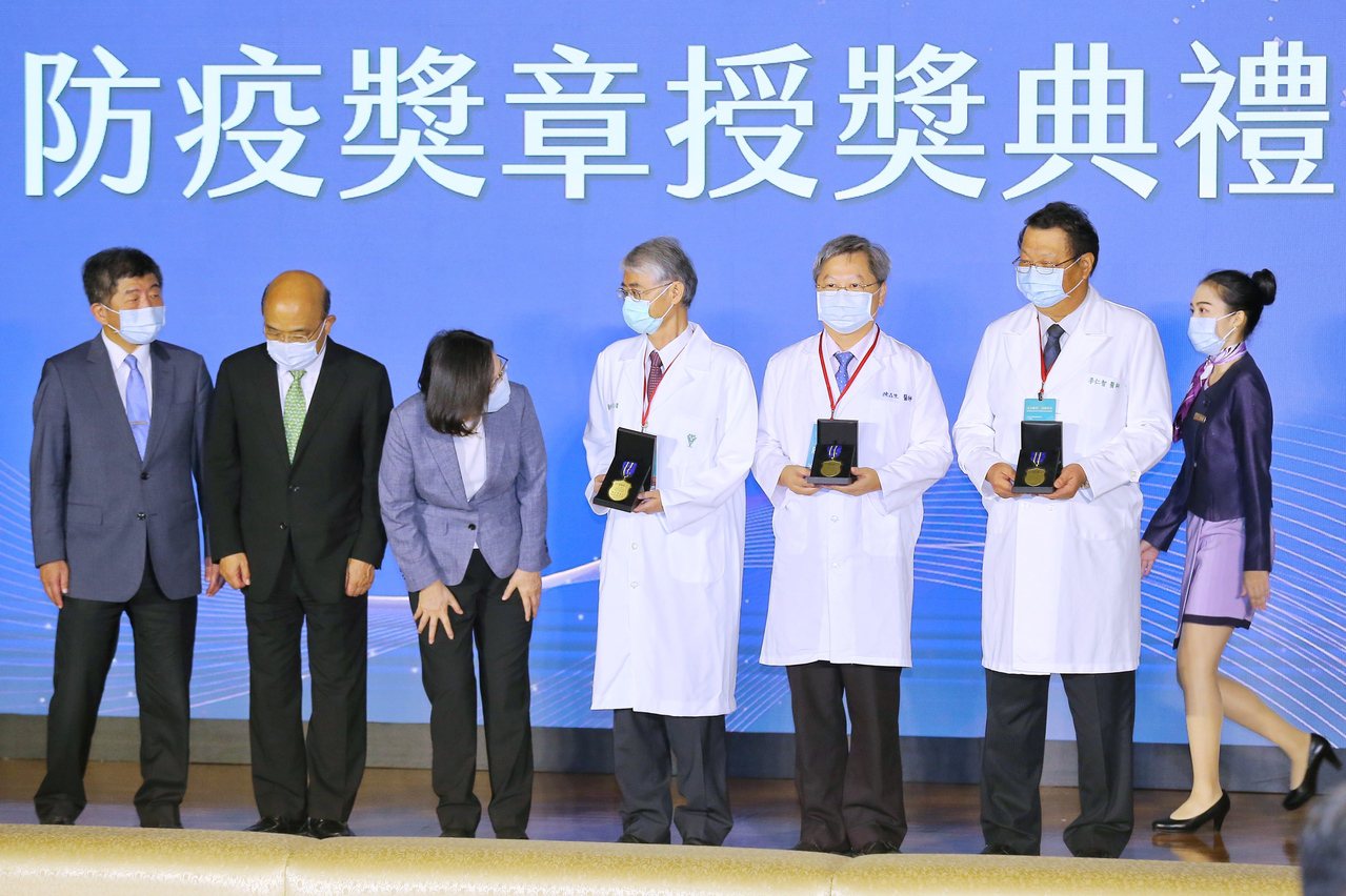 蔡英文總統（左三）昨天頒發「防疫獎章」給防疫英雄，行政院長蘇貞昌（左二）、衛福部長陳時中（左一）到場陪同。記者林伯東／攝影