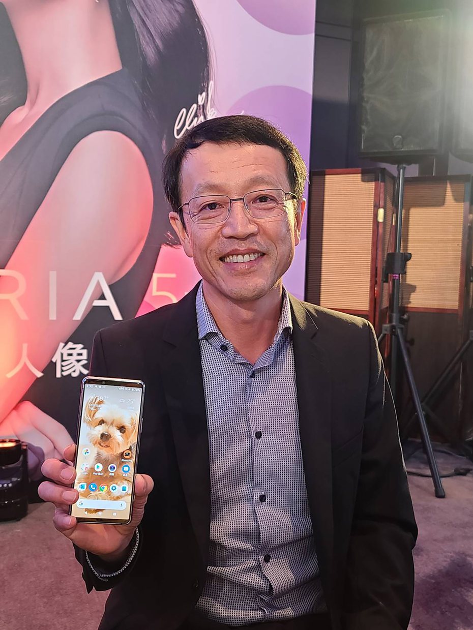 Sony Mobile總經理林志遠宣布，推新5G旗艦Xperia 5 II。圖／中央社