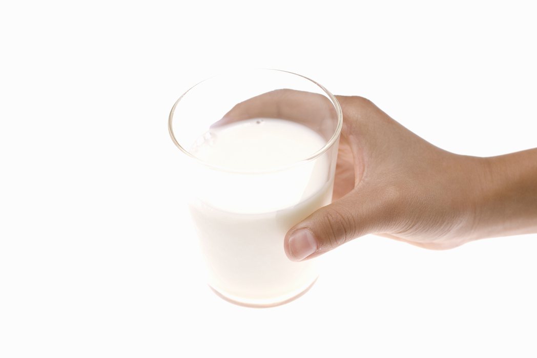 「睡前喝熱牛奶有助睡眠」這句話很有名，但其實早上更應該喝牛奶。因為牛奶中含有睡眠荷爾蒙「褪黑激素（Melatonin）」源頭的色胺酸（胺基酸的一種）。圖／ingimage