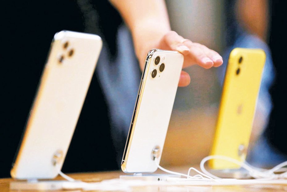 蘋果官方表示，已確定有少數的 iPhone 12及iPhone 12 Pro的手機聽筒模組存在可能會故障的組件。 圖／路透