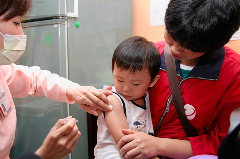 今年公費流感疫苗打氣旺，疫苗數量短缺，台北市教育局準備21萬支疫苗，如今仍傳出國小6年級生需以「抽籤」決定能不能打到疫苗。圖／疾管署提供