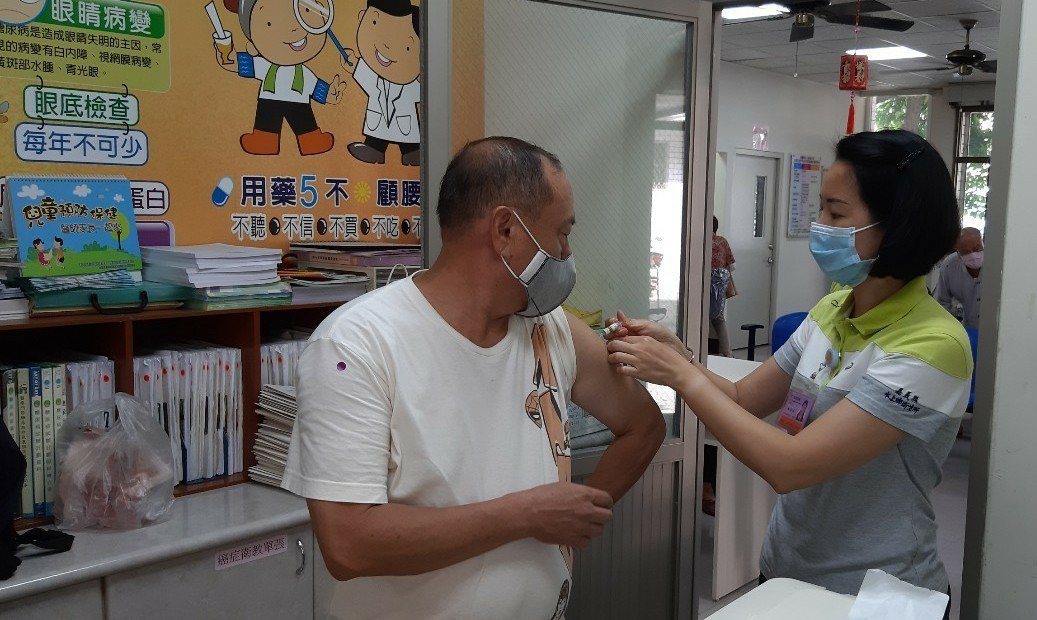 圖為嘉義縣公費流感疫苗社區接種站施打情形。非新聞當事人。圖／衛生局提供