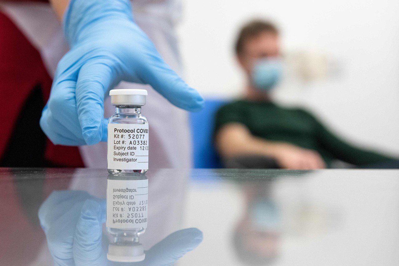 阿斯特捷利康副總裁潘加洛斯透露，是研發人員注射時搞錯劑量，才意外使疫苗保護率提高到九成。（法新社）