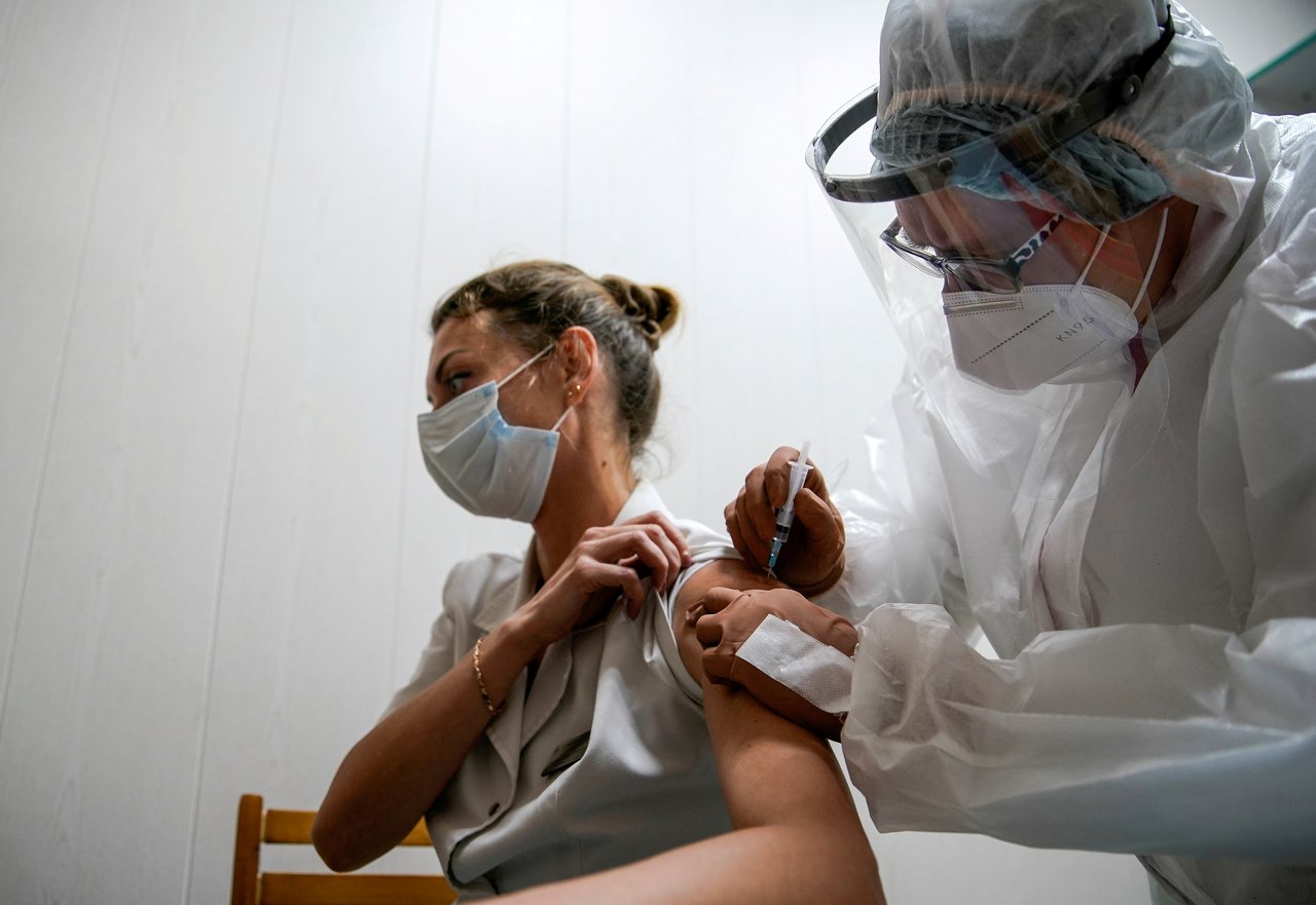 一名醫護人員今年10月施打加馬列亞新冠疫苗。（路透）