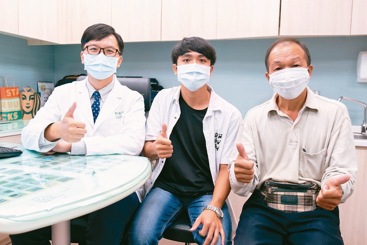 俊凱（中）順利切除困擾多年粉瘤，特別回醫院感謝皮膚科醫師陳偉迪（左）。圖／東元綜合醫院提供
