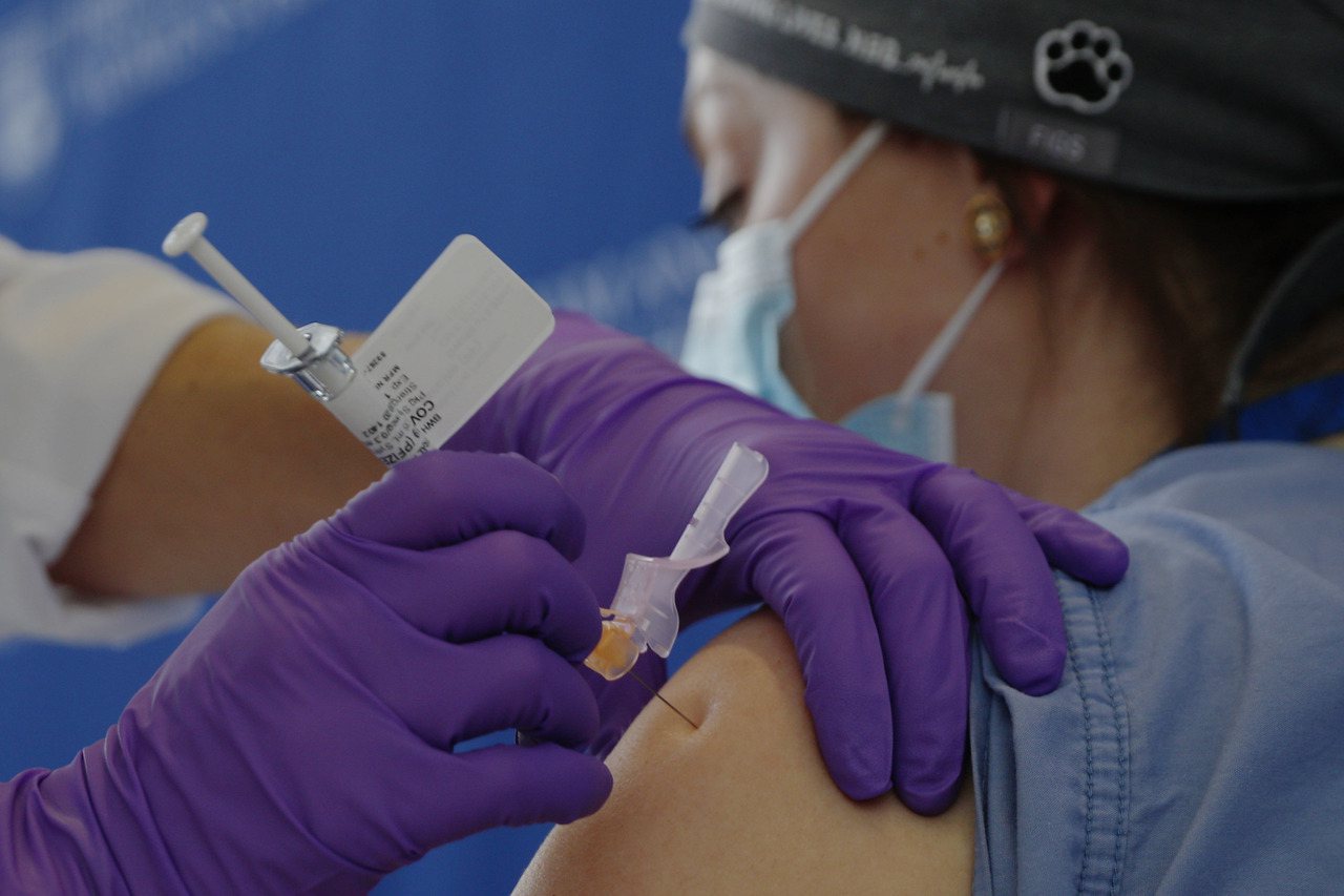 美國阿拉斯加州一名醫護人員接種輝瑞新冠疫苗後，出現嚴重過敏反應，治療後情況平穩。圖為麻薩諸塞州一名醫護人員接受疫苗接種。美聯社