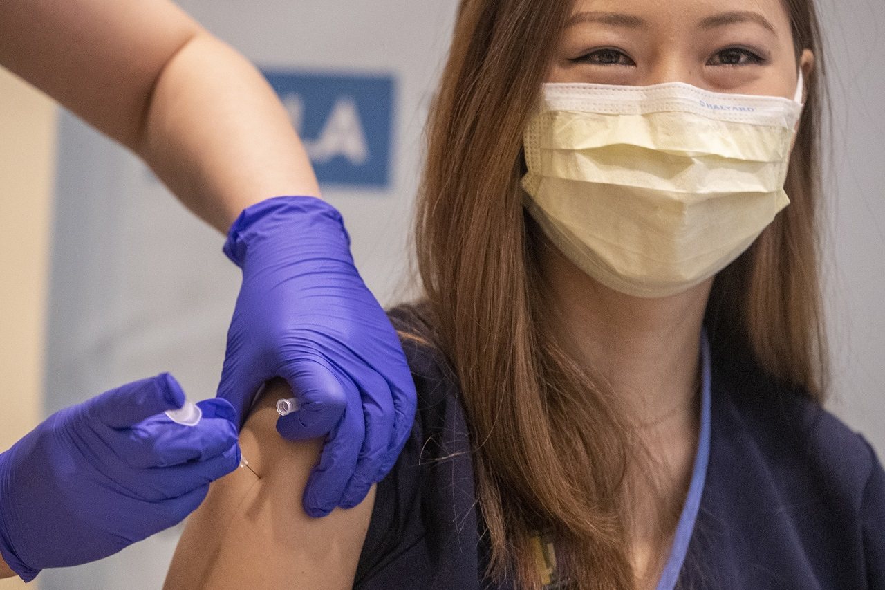 美國護理師妮可．張（Nicole Chang）16日在雷根加大洛杉磯分校醫療中心接受新冠肺炎疫苗接種。歐新社