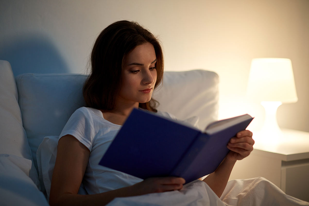 使用富含藍光的檯燈看書，眼睛比較容易疲累。
