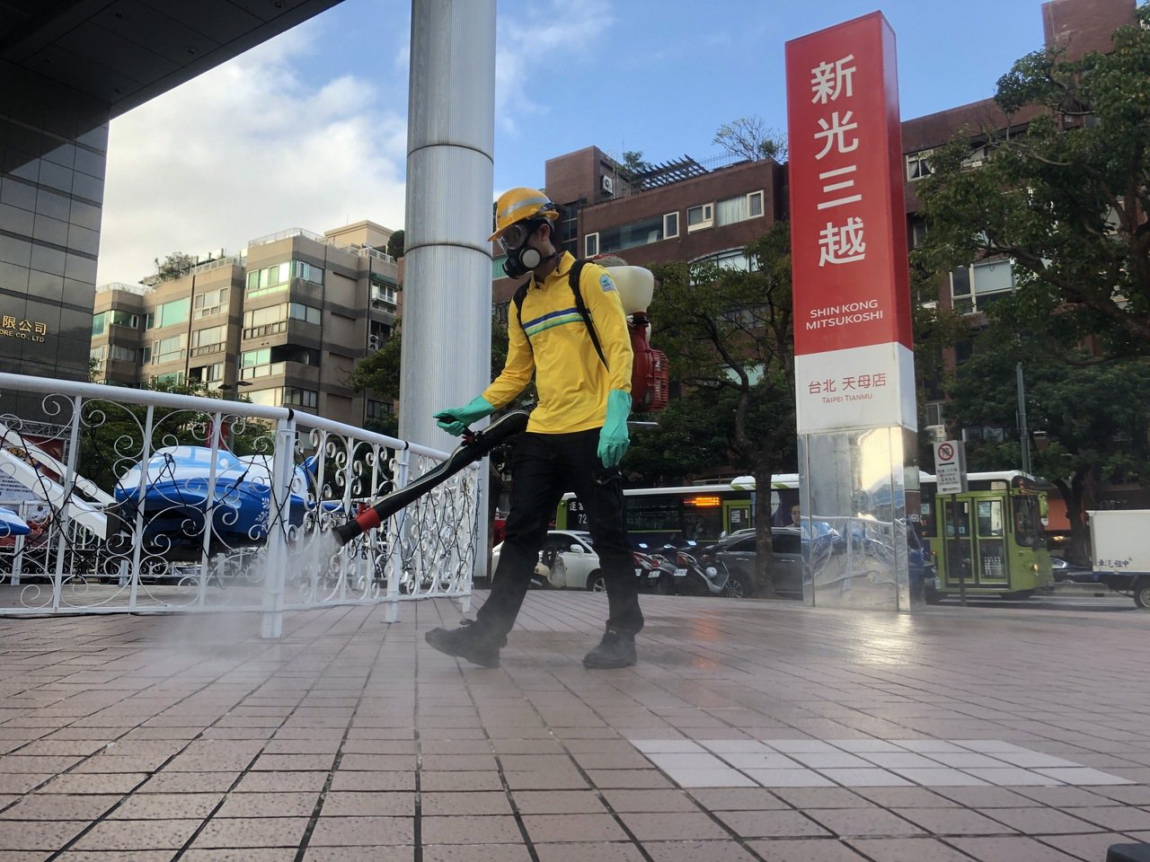 台北市環保局派員在天母新光三越外進行消毒。記者鍾維軒／攝影