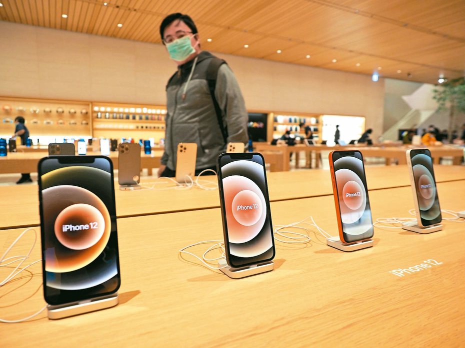 台灣11月的手機市場出貨量達62萬台，蘋果靠著iPhone 12全系列熱銷，繼續稱霸台灣市場，銷售量占5成以上，銷售額市占更拿下台灣近8成的江山。（歐新社）