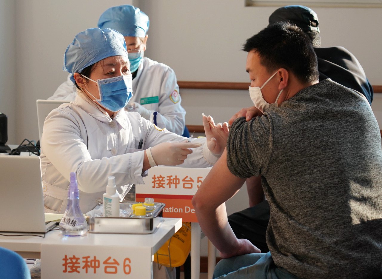 目前中國大陸已附條件批准二個新冠病毒疫苗上市。（新華社）