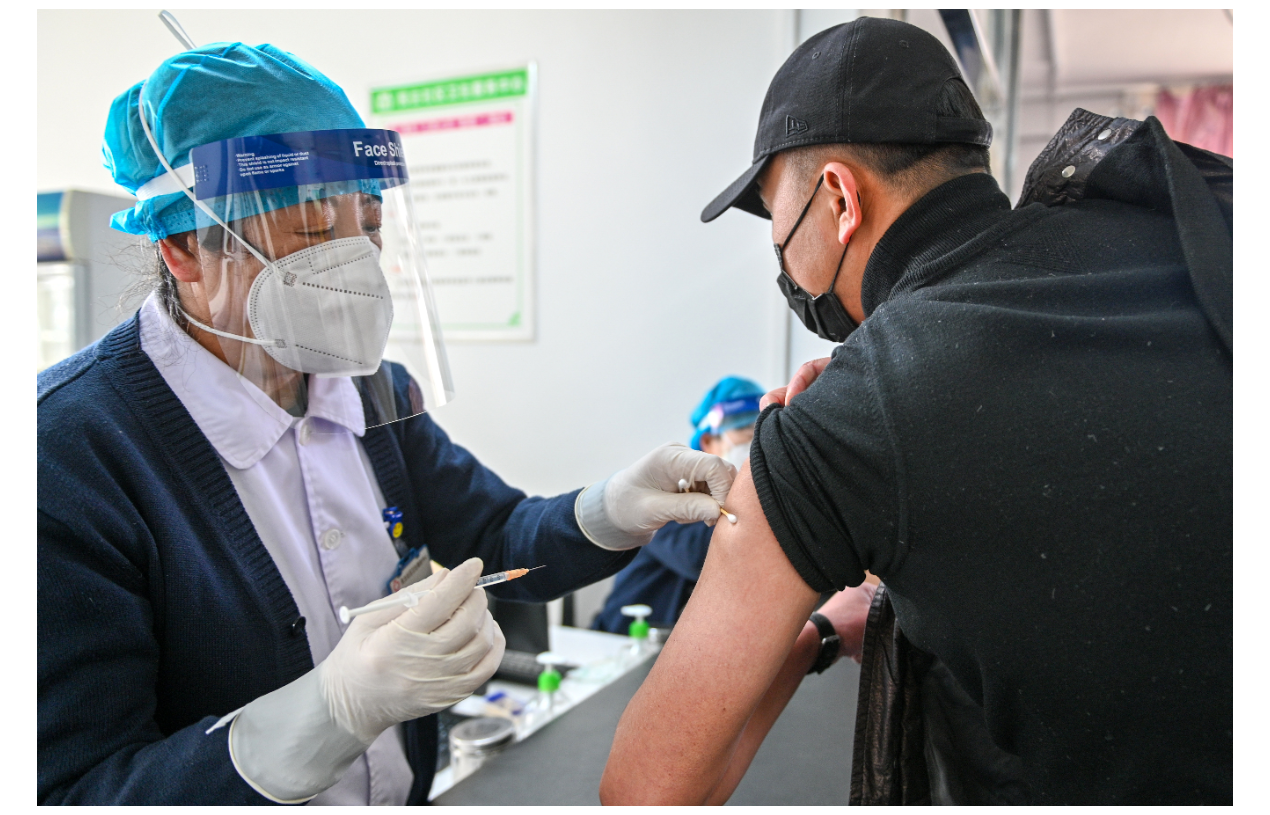 圖為遼寧省瀋陽市蘇家屯區民主社區衛生服務中心，8日持續為重點人群接種新冠疫苗。中新社