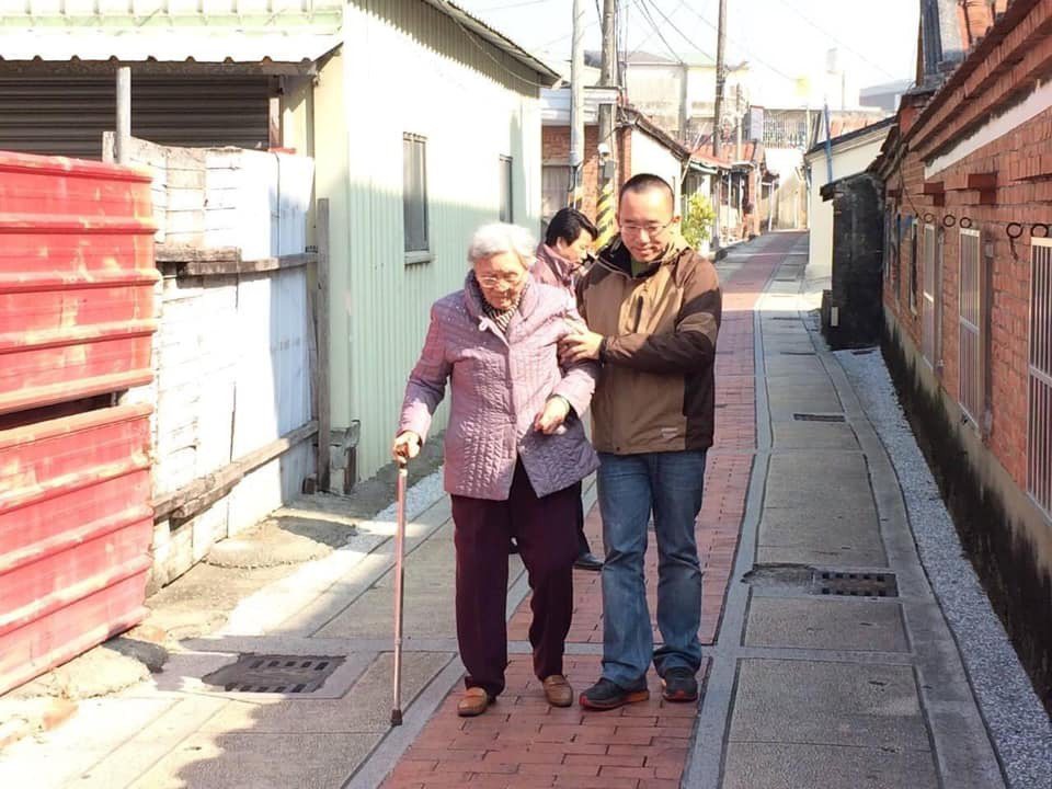 前總統陳水扁的母親陳李慎15日晚上辭世，享壽94歲。圖為扁媽（左）與陳致中(右)。圖／陳致中臉書