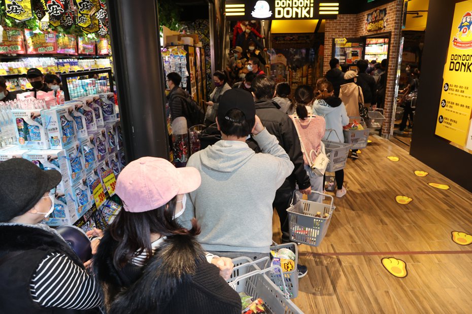 日本唐吉軻德「DON DON DONKI」19日正式開幕，一開店就吸引大批民眾排隊，店內人人手拿購物籃準備購物。 圖／聯合報系資料照（記者蘇健忠攝影）