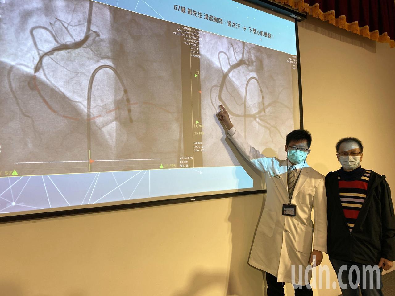 醫師陳科維（左）說明，67歲劉姓患者（右）做完心導管後，原本堵塞的血管（左圖虛線處）因此暢通（右圖）。記者趙容萱／攝影